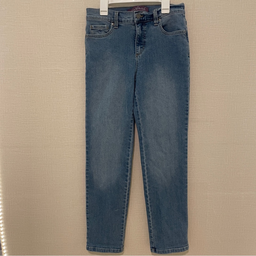 Gloria Vanderbilt “Amanda” straight leg jeans. Size4p
